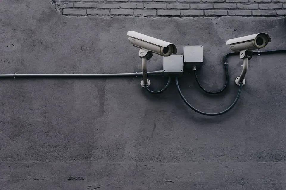 Câmeras de segurança em ambiente monitorado